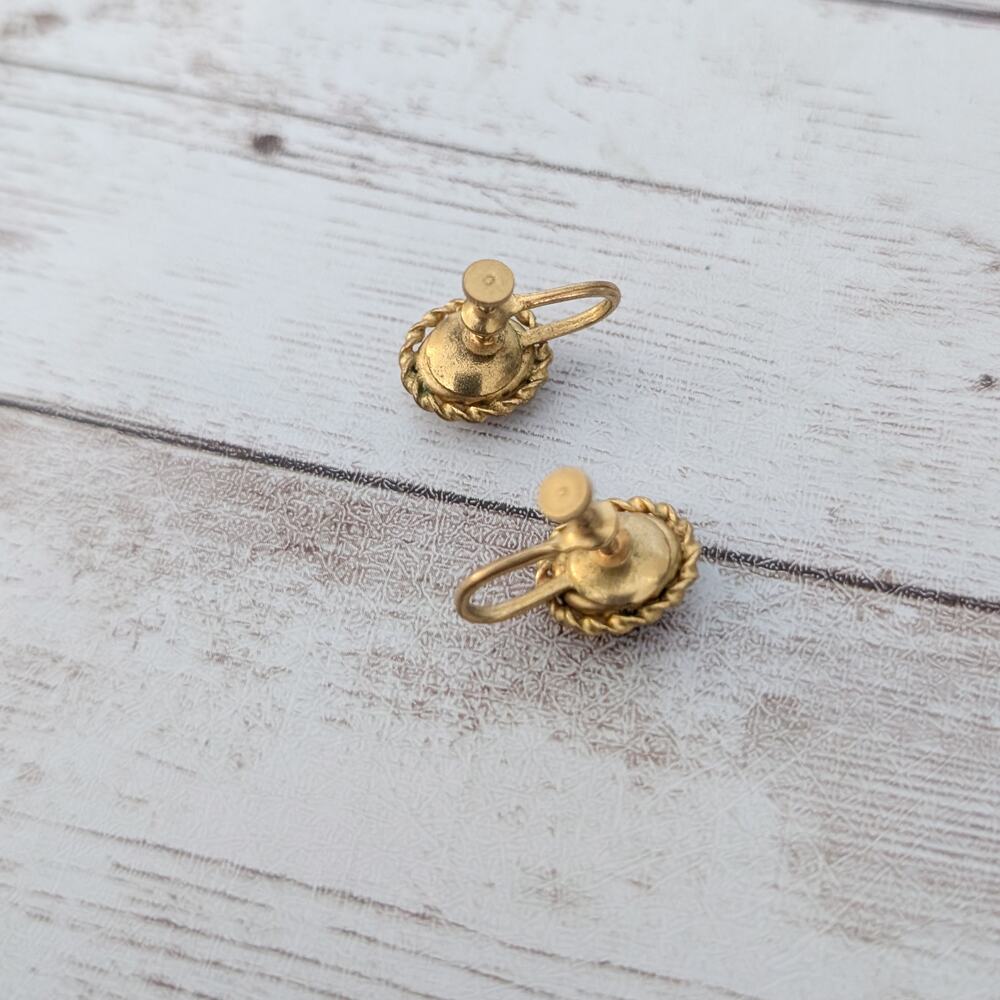 Vintage Screw Back Earrings 0.5" Dainty Cameo Style Red & Cream - Picture 8 of 9